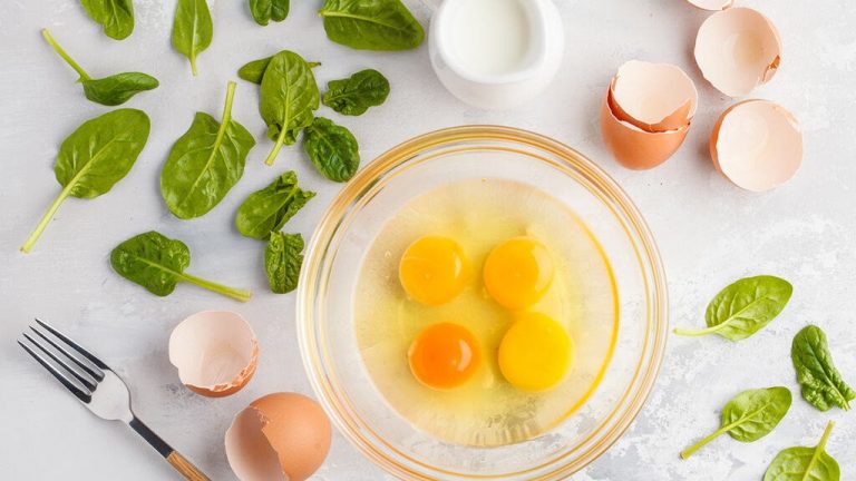 Este es el motivo por el que las yemas de los huevos son de colores diferentes