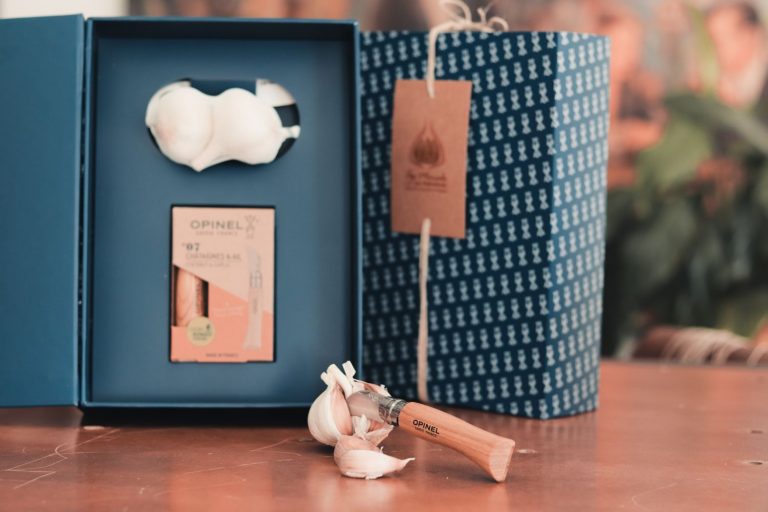 Opinel se une a la IGP Ajo Morado de las Pedroñeras para presentar en España su cuchillo no 07