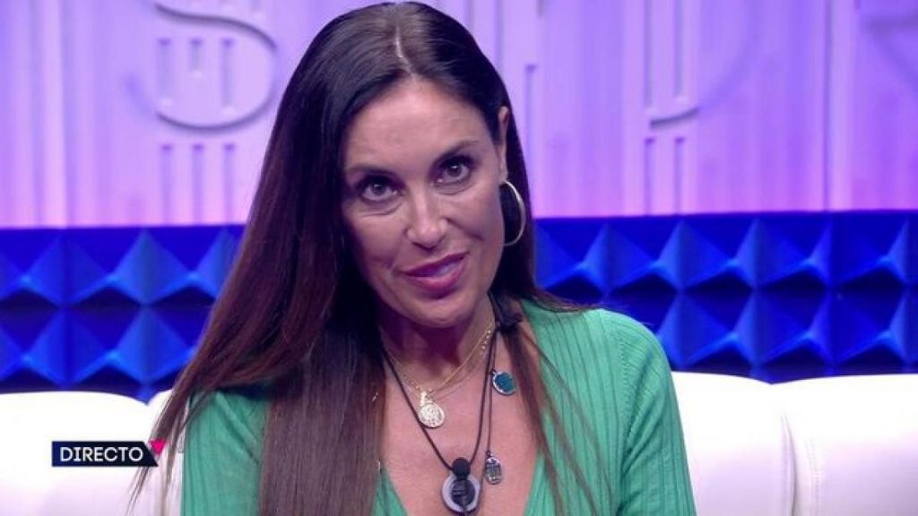 La periodista está de manos atadas y busca una salida