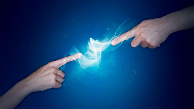 Las razones por las que algunas personas te dan calambres cuando las tocas