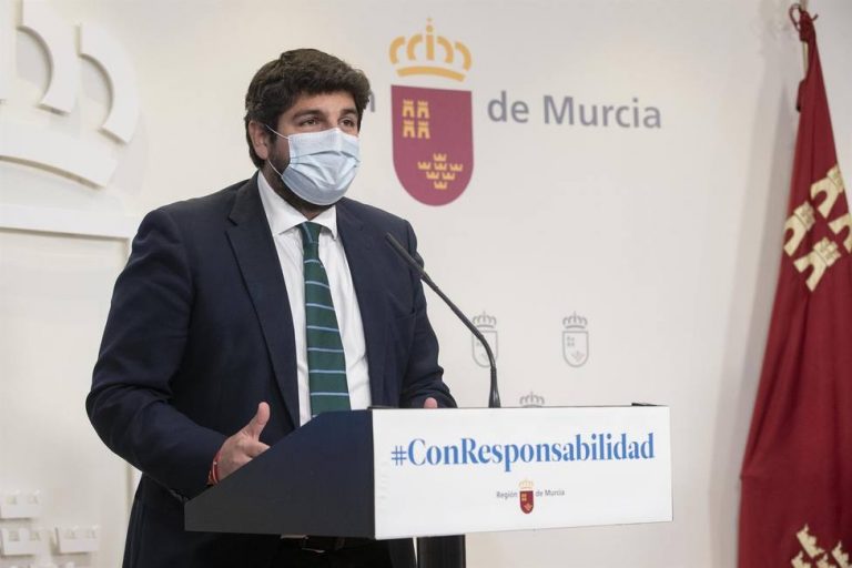 López Miras defiende que sanitarios y personal de residencias se vacunen