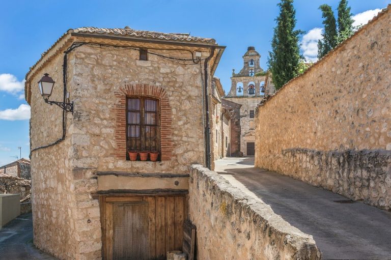 Maderuelo emerge como el pueblo medieval segoviano ideal para una escapada con playa fluvial