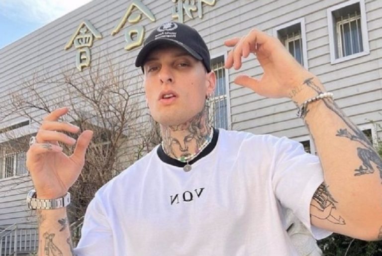 El influencer Misho Amoli publica una foto con el desayuno que le han servido en un bar y genera revuelo