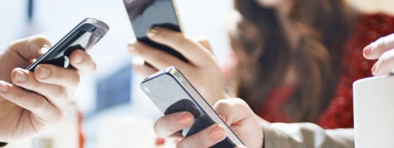 Navegar por RRSS es el principal uso que la mitad de los españoles da a su 'smartphone'