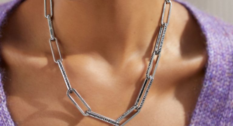 El collar de plata por 19,99 euros que hará brillar tu rostro