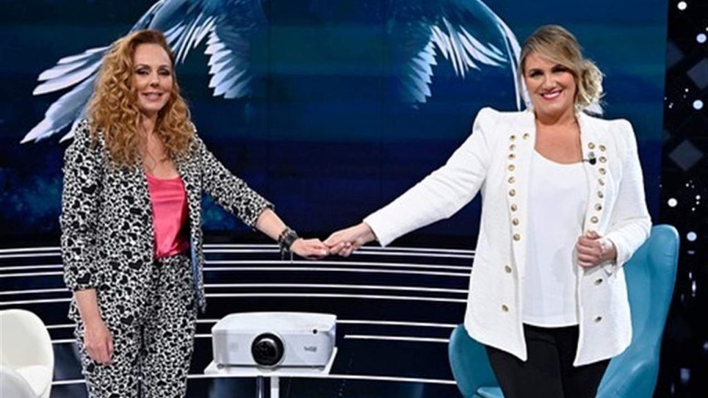 Esta respuesta de Carlota Corredera a Antonio David nadie la esperaba, él tampoco 36 Por qué Carlota Corredera no ha dejado de cargar en contra de Antonio David