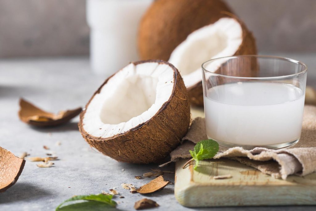 Qué es y para qué sirve el agua de coco 2 ¿Cómo hacer una mascarilla de agua de coco para hidratar el pelo?