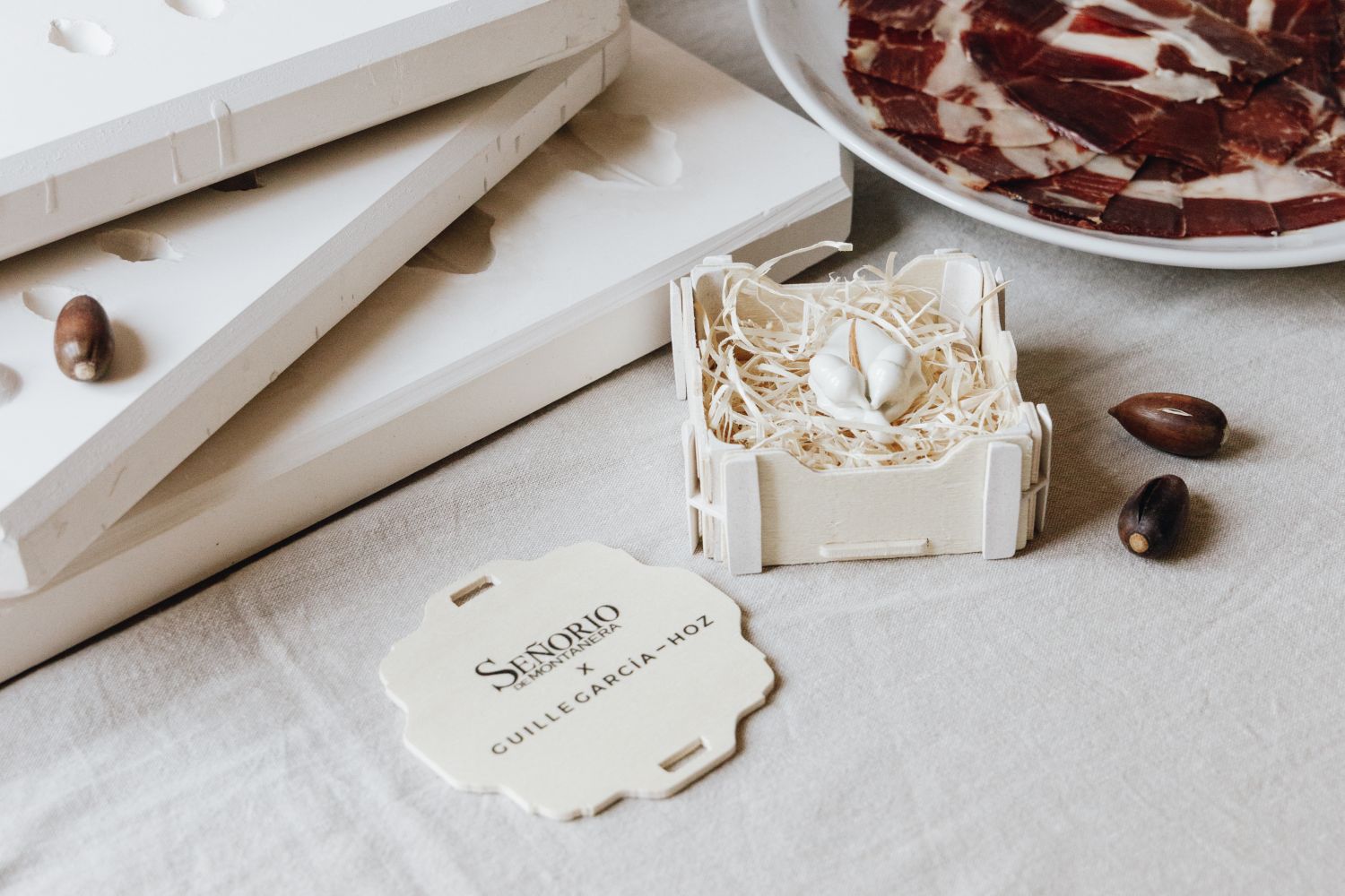 Una joya que inspira otra joya: el broche de Guille García-Hoz para Señorío de Montanera 2 Madrid