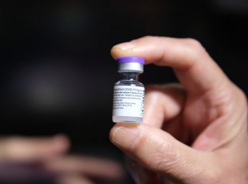 Sanidad recuerda que España tiene garantizadas vacunas adaptadas a variantes con escape inmunológico