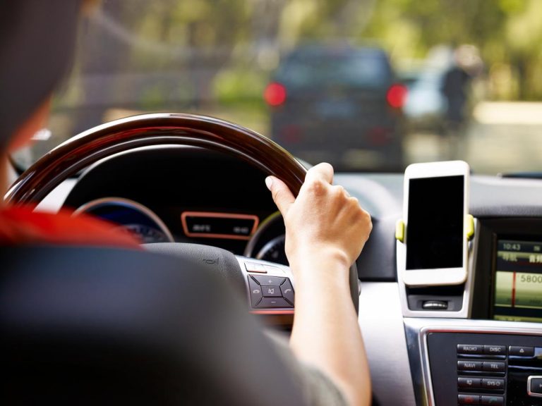 Las formas de sujetar el volante del coche que definen tu personalidad