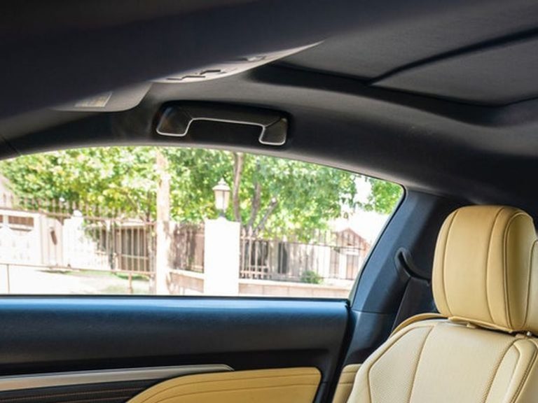Para qué sirven de verdad los asideros del techo de tu coche