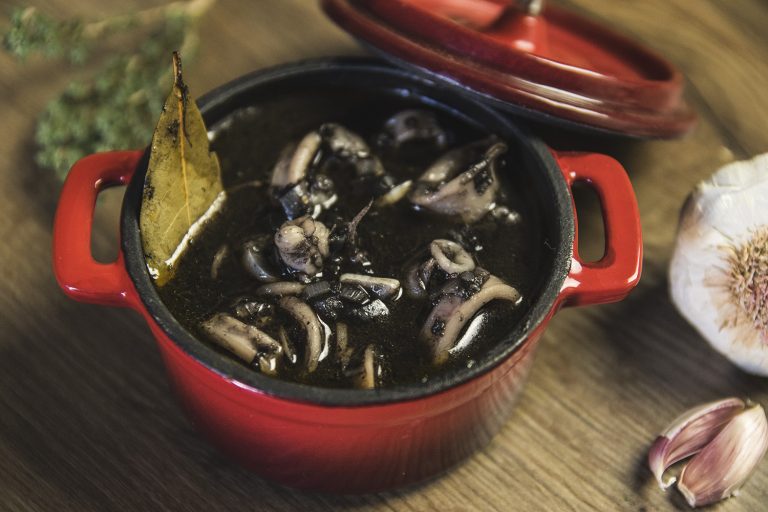 Cómo hacer unos calamares en su tinta para no dejar de untar pan