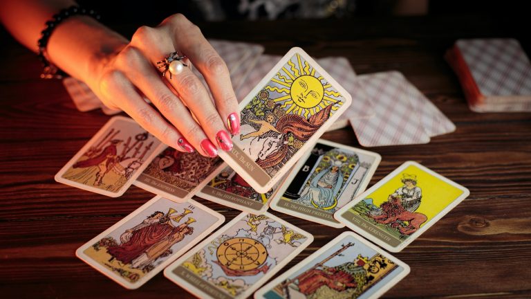 En qué consiste una tirada de cartas del tarot