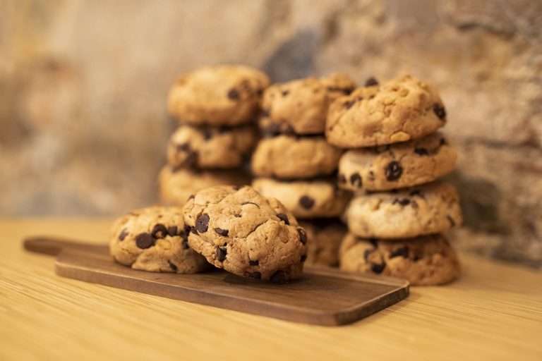 Galletas: el truco para que las chispas de chocolate no se queden abajo