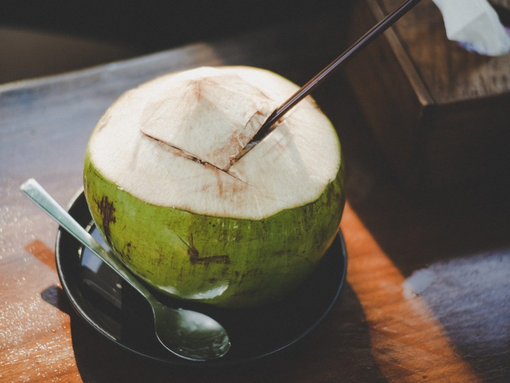 Cómo usar el aceite de coco para acabar con el pelo seco