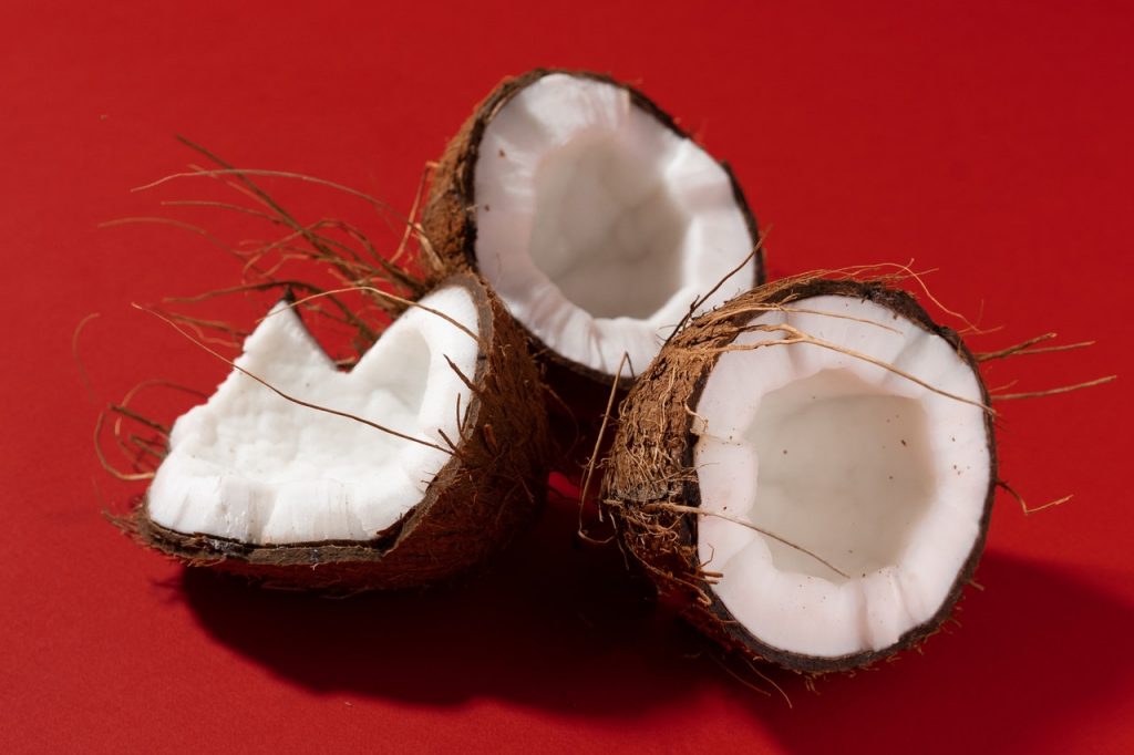 Cómo usar el aceite de coco para acabar con el pelo seco