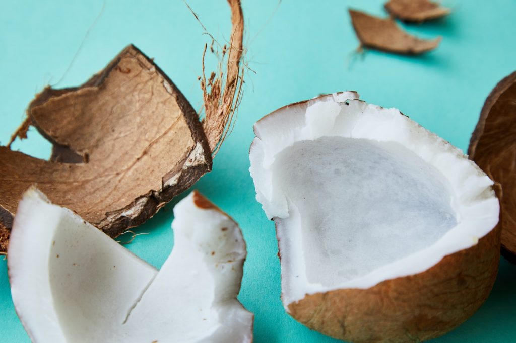 Cómo usar el aceite de coco para acabar con el pelo seco