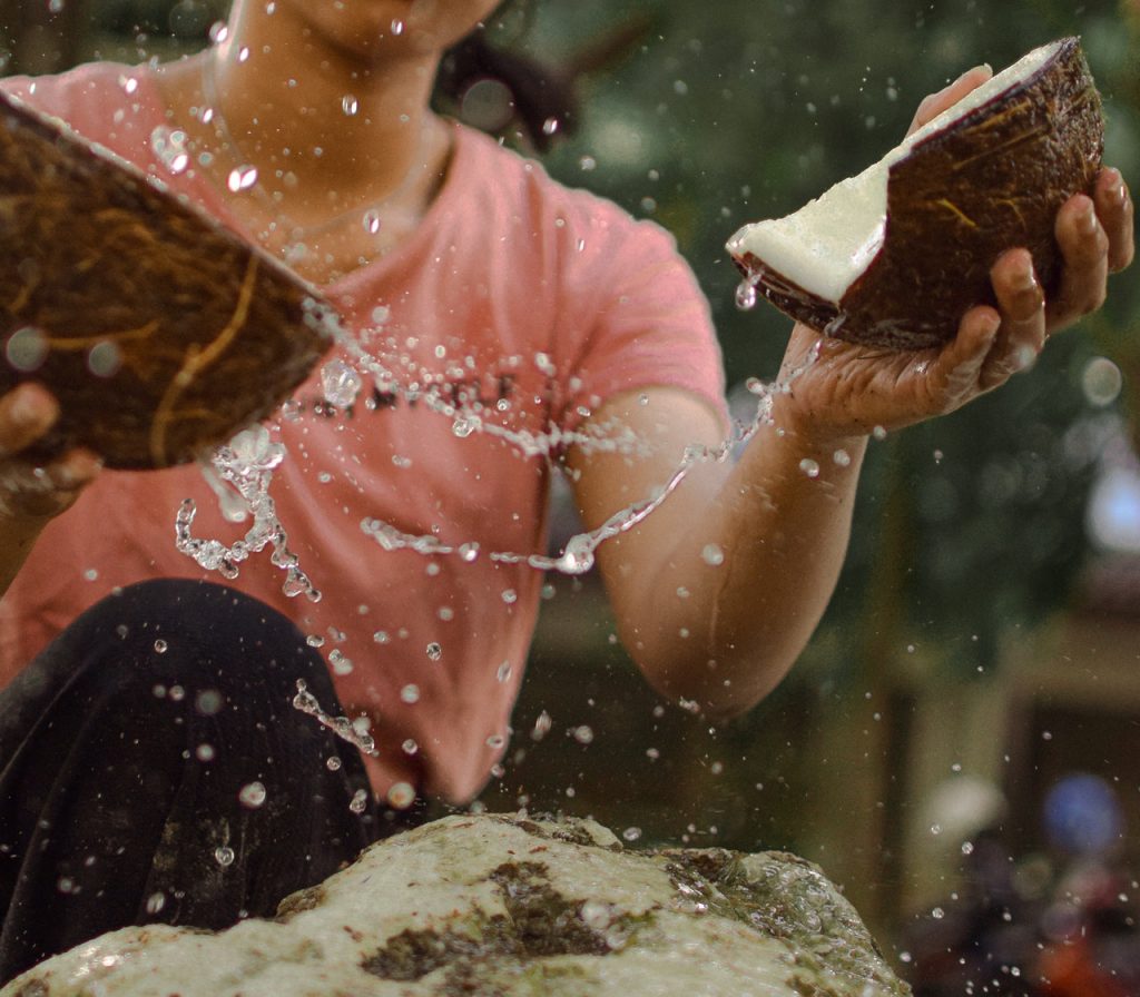 Cómo usar el aceite de coco para acabar con el pelo seco