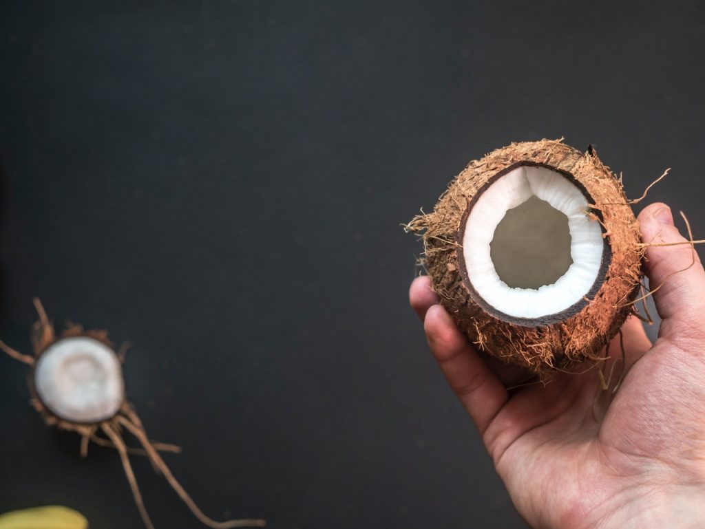 Cómo usar el aceite de coco para acabar con el pelo seco