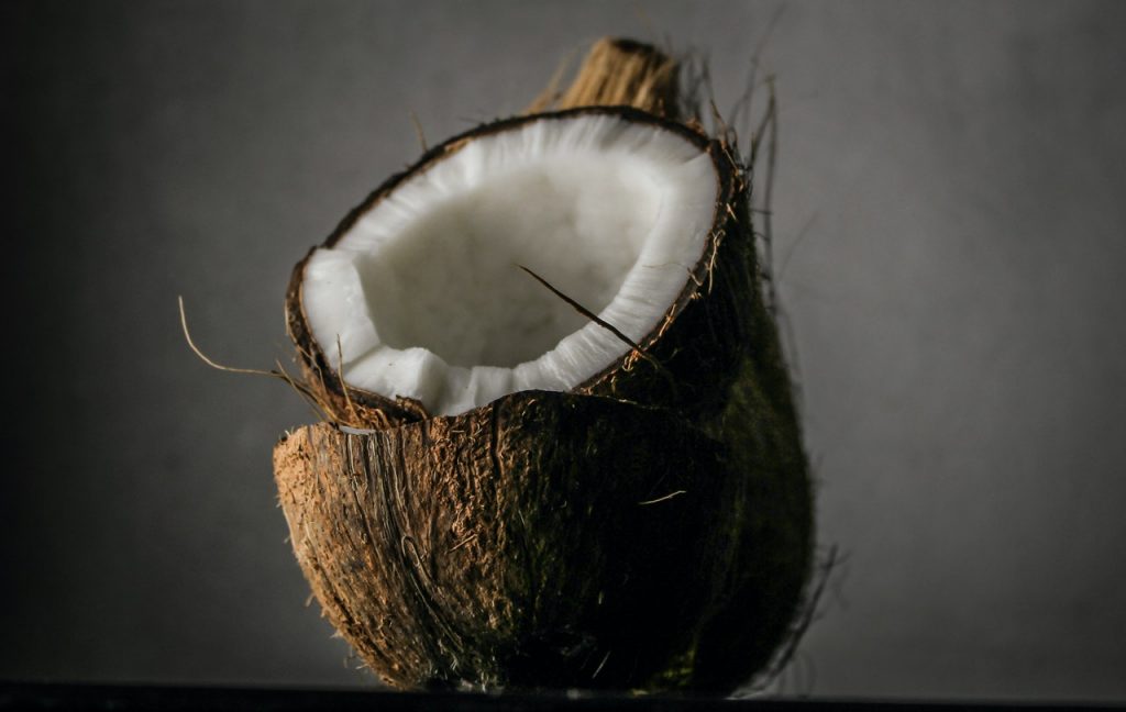 Cómo usar el aceite de coco para acabar con el pelo seco