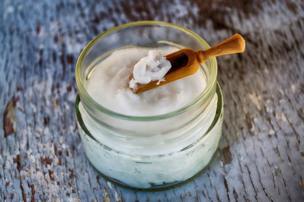 Cómo usar el aceite de coco para acabar con el pelo seco