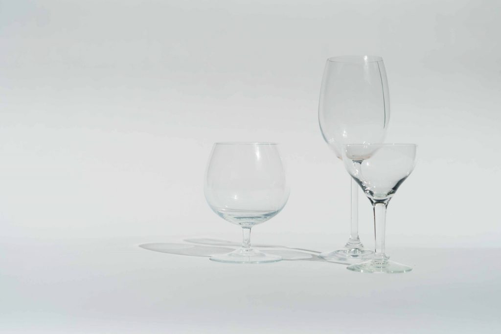 Cómo limpiar bien las copas en el lavavajillas según la OCU