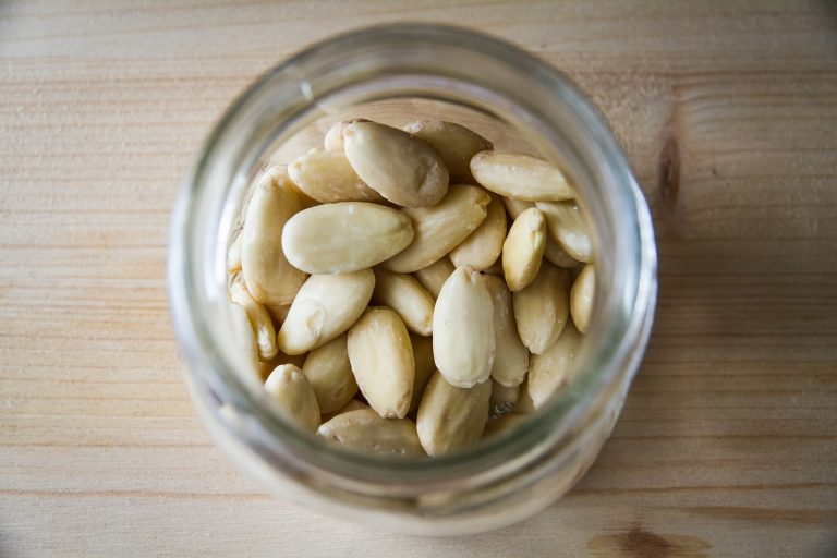 El truco más efectivo para quitarle la piel a las almendras