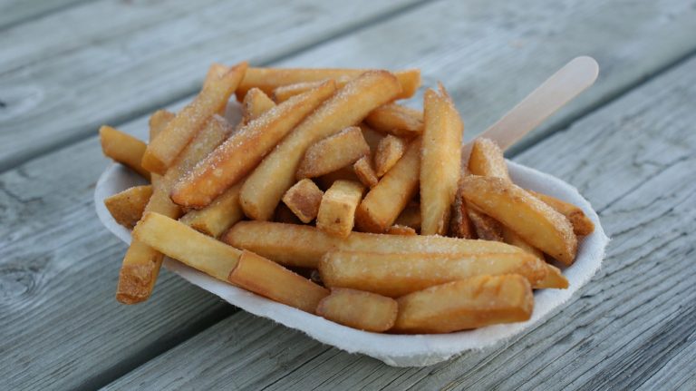 El truco para hacer papas fritas sin aceite