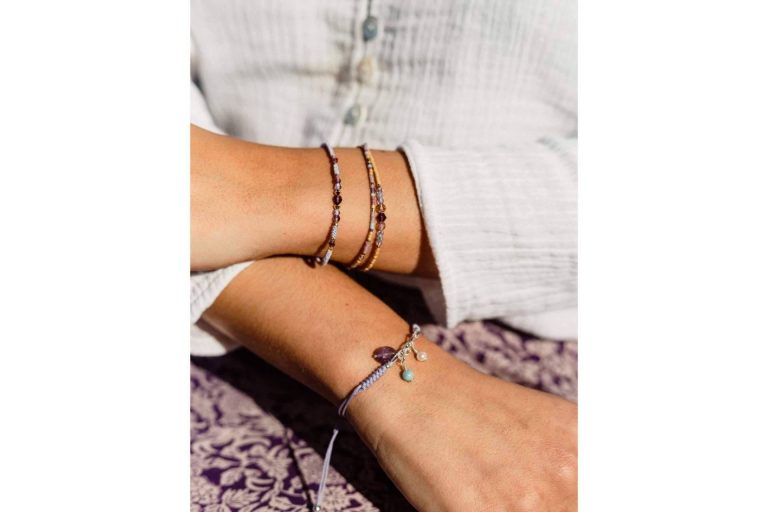 Alessandra Boho y sus pulseras para hombres y mujeres hechas a mano