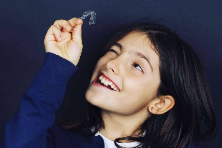 Cuidar la sonrisa desde niñ@s gracias al tratamiento con Invisalign® que ofrece la Dra. Clínica Mariana Sacoto Navia