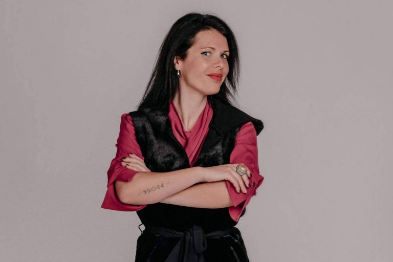 Nessita Arauz expone qué se esconde tras la dependencia emocional en su masterclass de empoderamiento