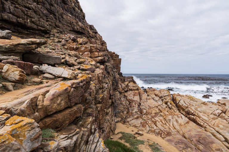 El Gobierno indemniza a una familia cuya madre falleció por un desprendimiento en una playa, un caso gestionado por el despacho Aránguez Abogados