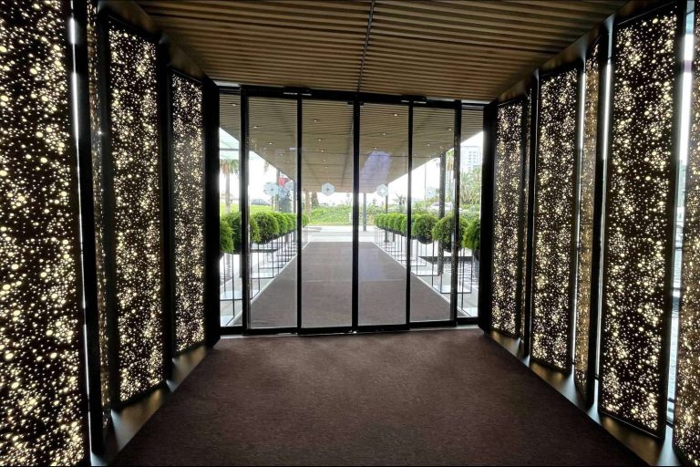 El proyecto Hotel Hesperia Tower cuenta con lámparas a medida