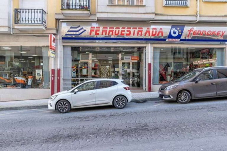 La ferretería Ferroestrada, en A Estrada, destaca por su cualificado equipo de profesionales y su gran variedad de stock