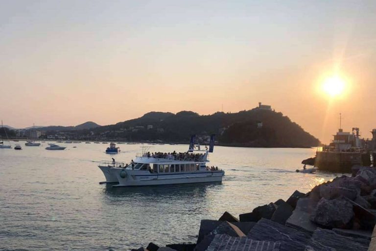 Eventos de empresa y actividades a bordo del catamarán Ciudad San Sebastián