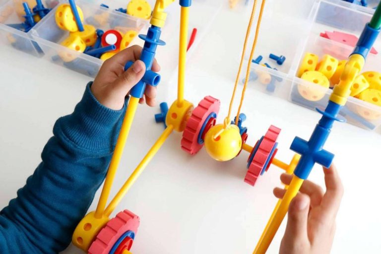 Estimular el pensamiento científico con los juguetes educativos de línea Broks