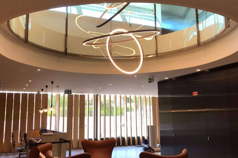 La lámpara circular es el clásico como recurso para iluminar un espacio con INSOLIT