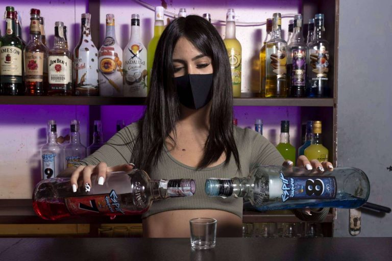 Una opción que ofrece más de 600 chupitos en Madrid para disfrutar con amigos es Espit Chupitos Madrid-Sol