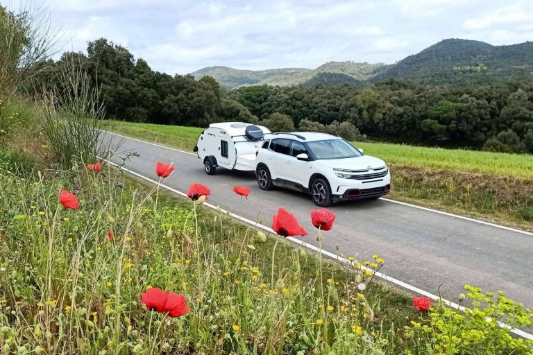 Minicaravanas.com habla del remolque camper, el cual destaca por su diseño deportivo que se adapta a todos los ritmos de vida
