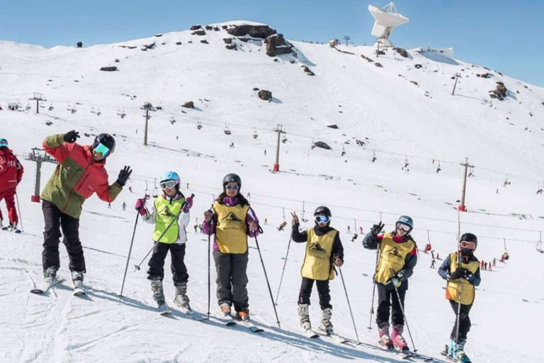 Snowmotion ofrece clases y alquiler de equipos de esquí y snowboard