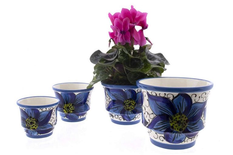 Macetas para flores decoradas a mano de la firma española Cerámica Rambleña