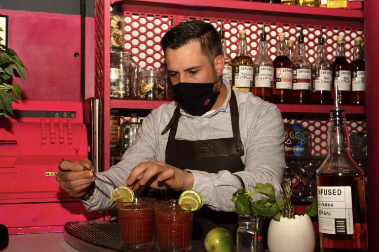 En Madrid, una coctelería de moda con su propia marca de alcohol artesanal es Enbabia Infused