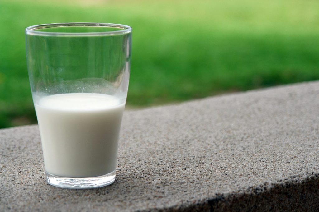 Las enfermedades que puedes evitar si tomas un vaso de leche al día