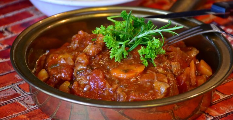 Así se hace un estofado de carne al horno