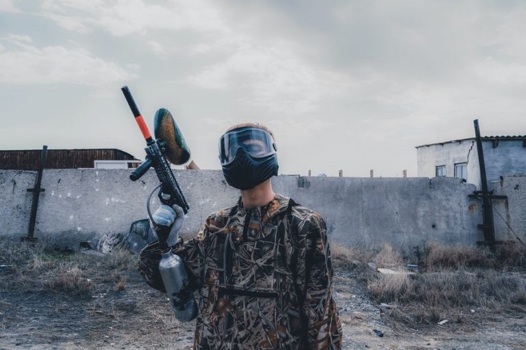 Jugar al paintball con amigos o familia