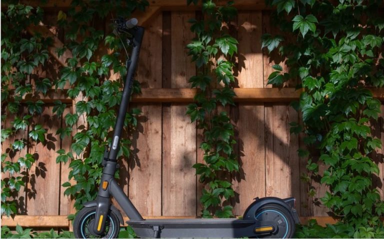 Cómo cambiar la rueda delantera de un patinete