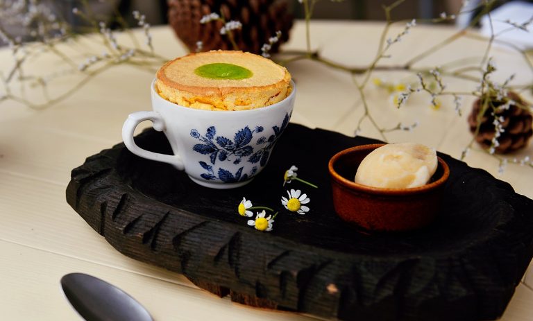 Así puedes hacer un bizcocho en el microondas en 3 minutos