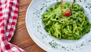 Espaguetis al pesto: así se preparan sustituyendo el arroz