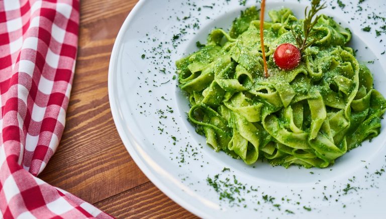Espaguetis al pesto: así se preparan sustituyendo el arroz