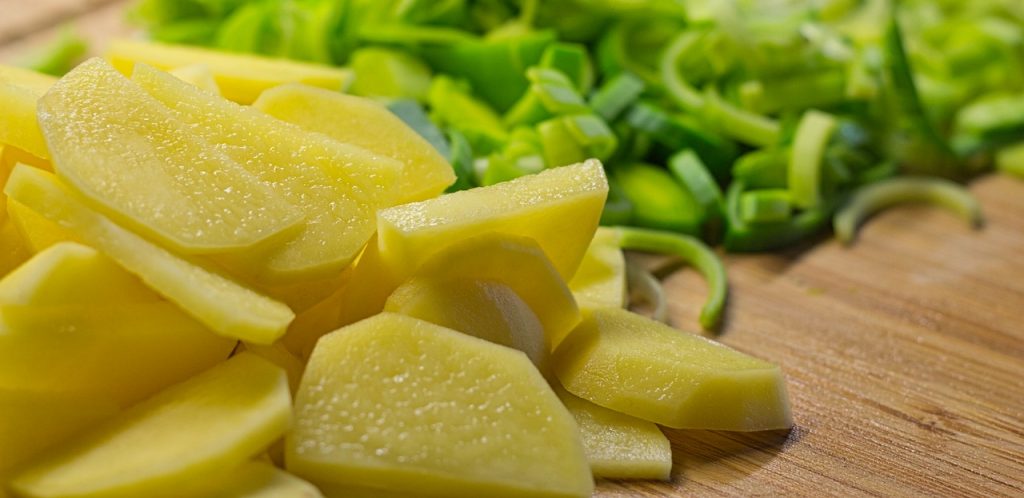 Patatas a lo pobre: una receta fácil y rápida con un sabor de escándalo 13 cortarlas